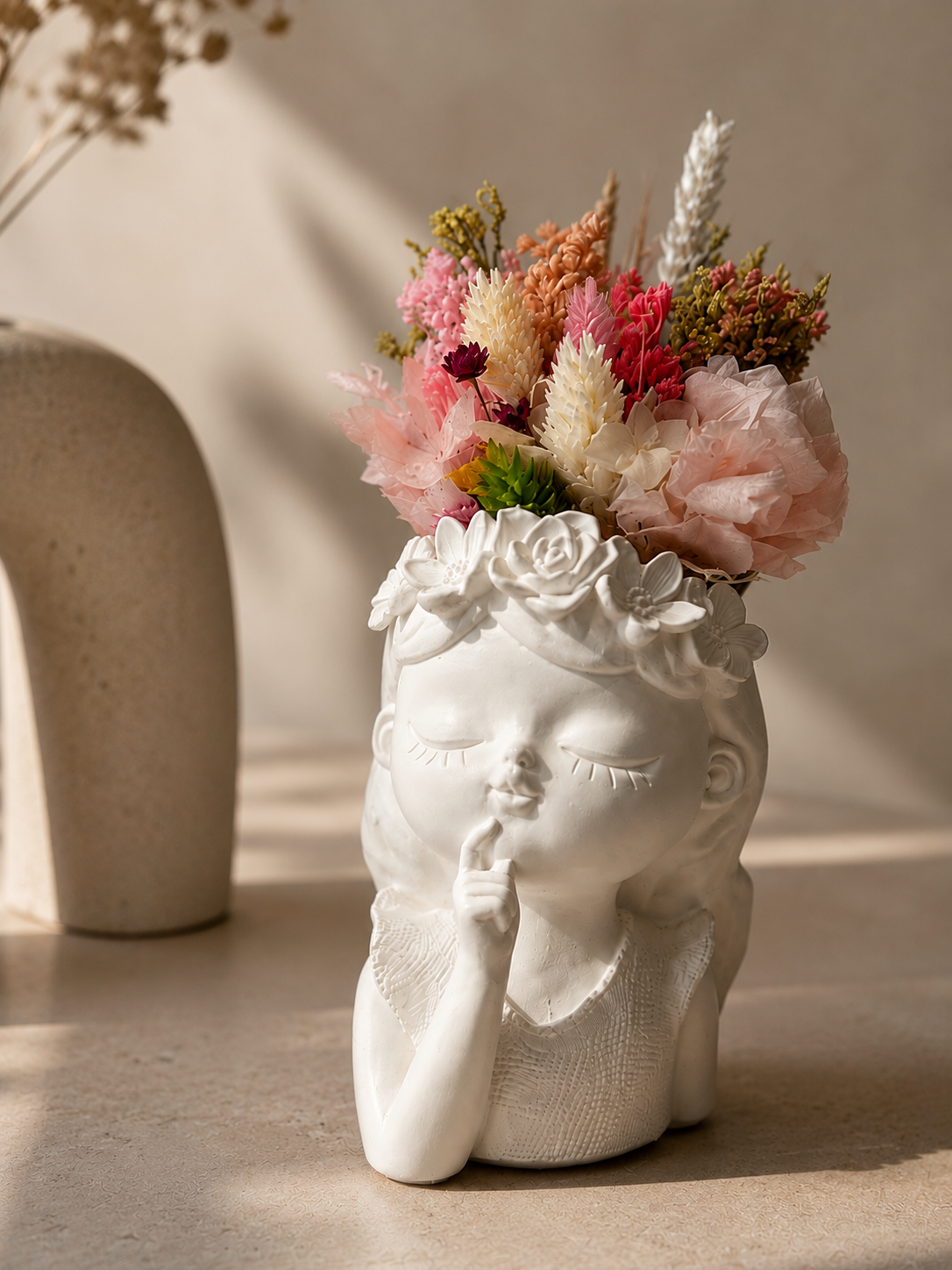 Menina com Flores Preservadas - Cerâmica Perfumada